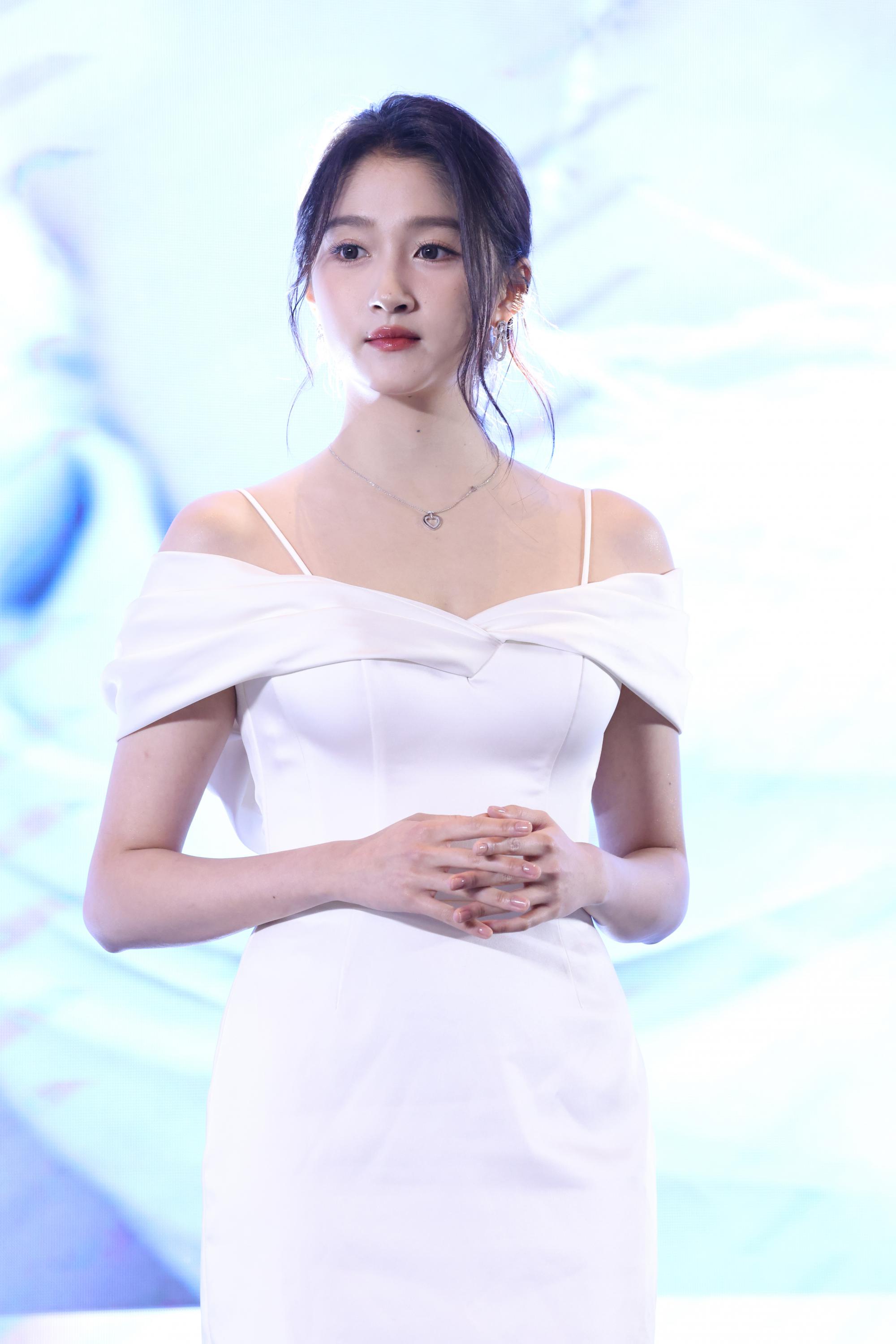 关晓彤生图白色连衣短裙半身现场生图照[2]